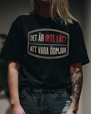 Det Är Inte Lätt Att Vara Ödmjuk T-Shirt - mangobeard